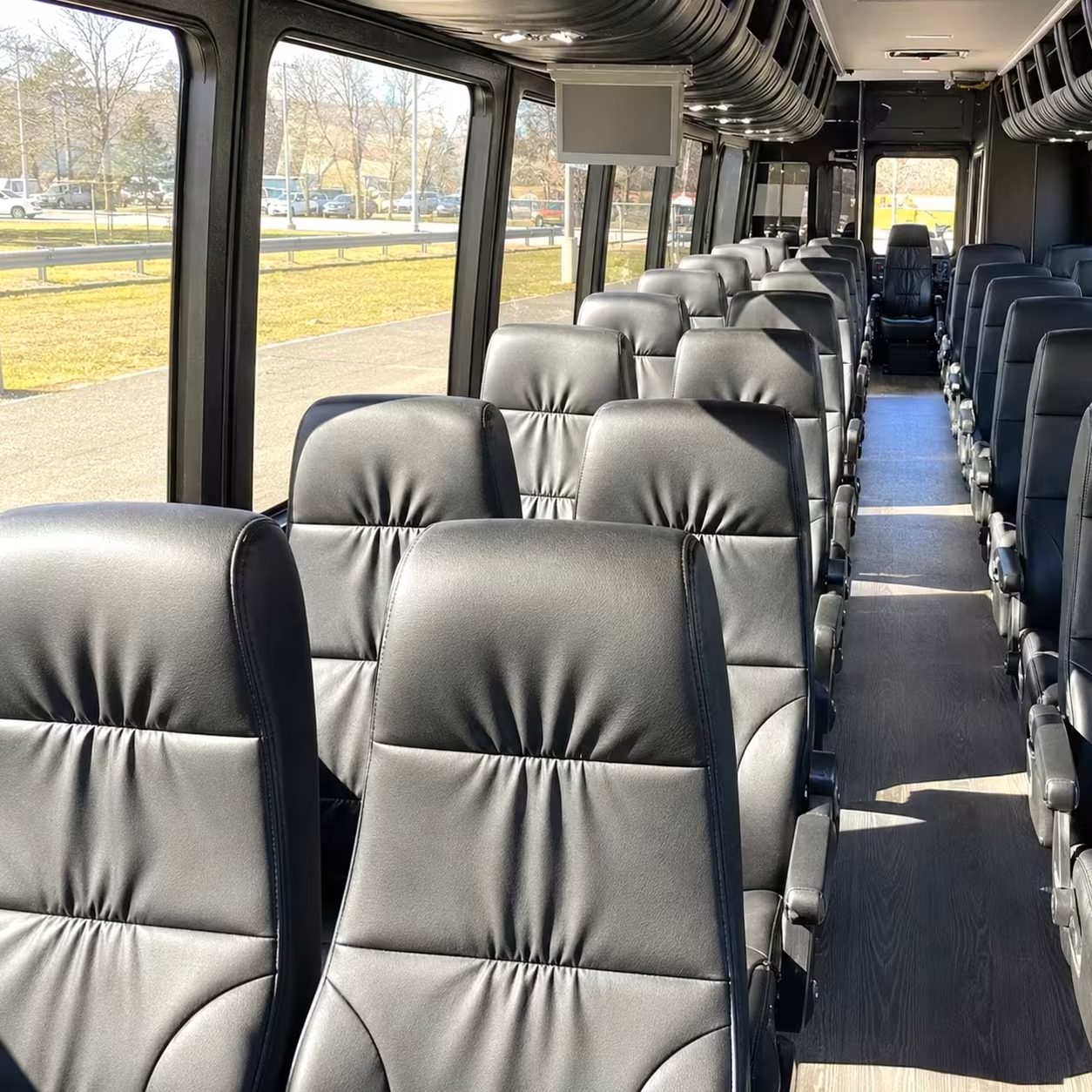 visalia minibus rentals to meadows field airport in bakersfield
